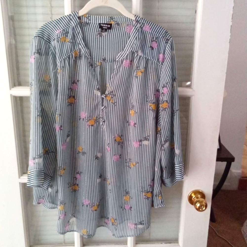 Torrid Sz 1 Beautiful Lightweight Blouse EUC if worn at all